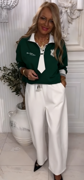 Dwuczęściowy komplet damski: bluzka z kołnierzykiem i krawatem, spodnie ściągane sznurkiem.