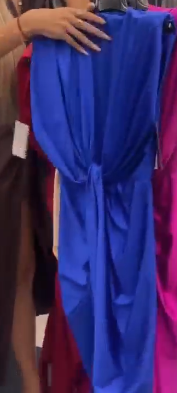 Sukienka bez rękawów z dekoltem w serek i skręconymi zakładkami