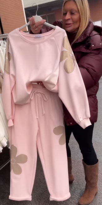 Wyjątkowy dres z kwiatowym wzorem i praktycznym ściągaczem.