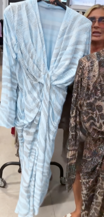 Sukienka z nadrukiem zwierzęcym, dekolt w serek, długie rękawy