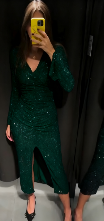 Sukienka z głębokim dekoltem w serek, delikatnymi rozcięciami i zdobieniami z cekinów.