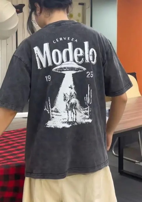 Modelo UFO Cowboy Vintage Washed T-Shirt