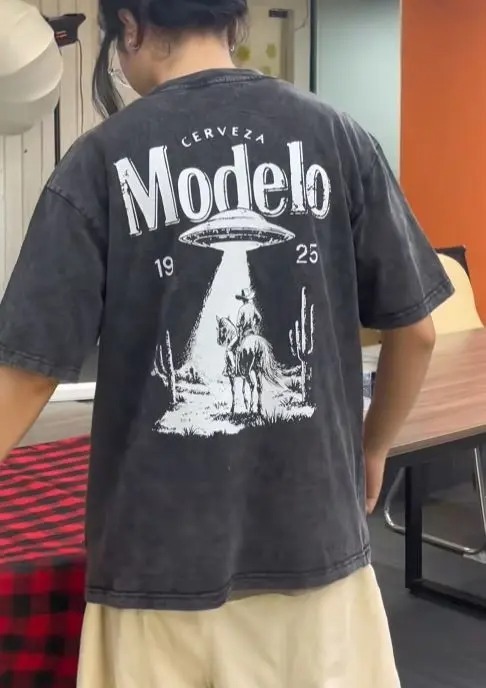 Modelo UFO Cowboy Vintage Washed T-Shirt