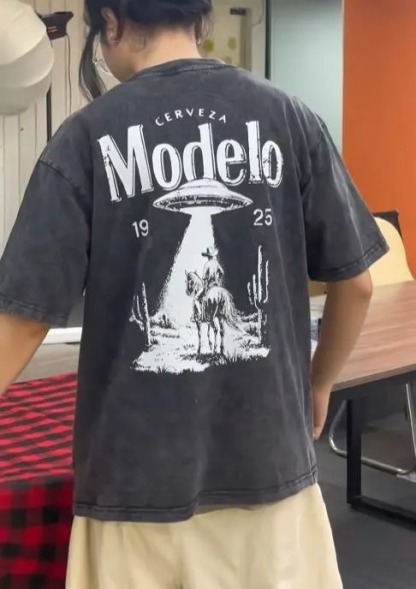 Modelo UFO Cowboy Vintage Washed T-Shirt