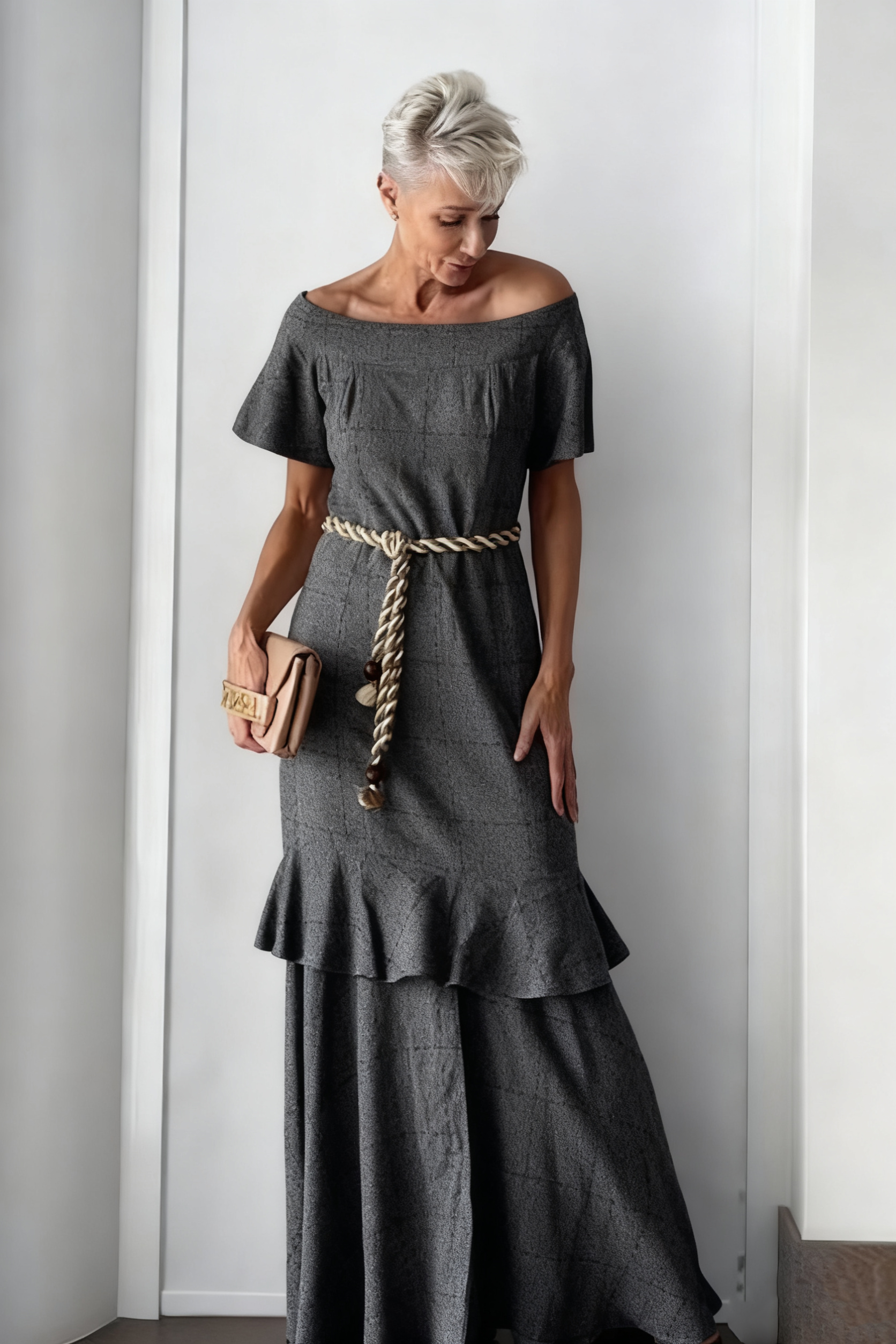 Długa spódnica w kratę z falbankami 👗 jest elegancka i stylowa, dzięki czemu idealnie nadaje się na specjalne okazje.