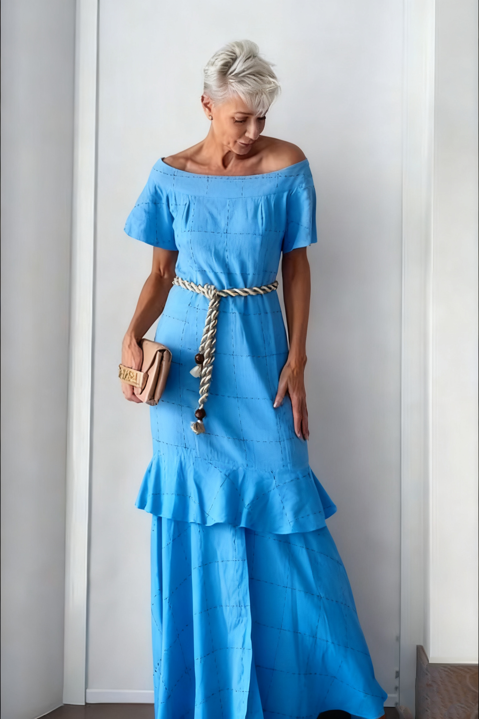 Długa spódnica w kratę z falbankami 👗 jest elegancka i stylowa, dzięki czemu idealnie nadaje się na specjalne okazje.