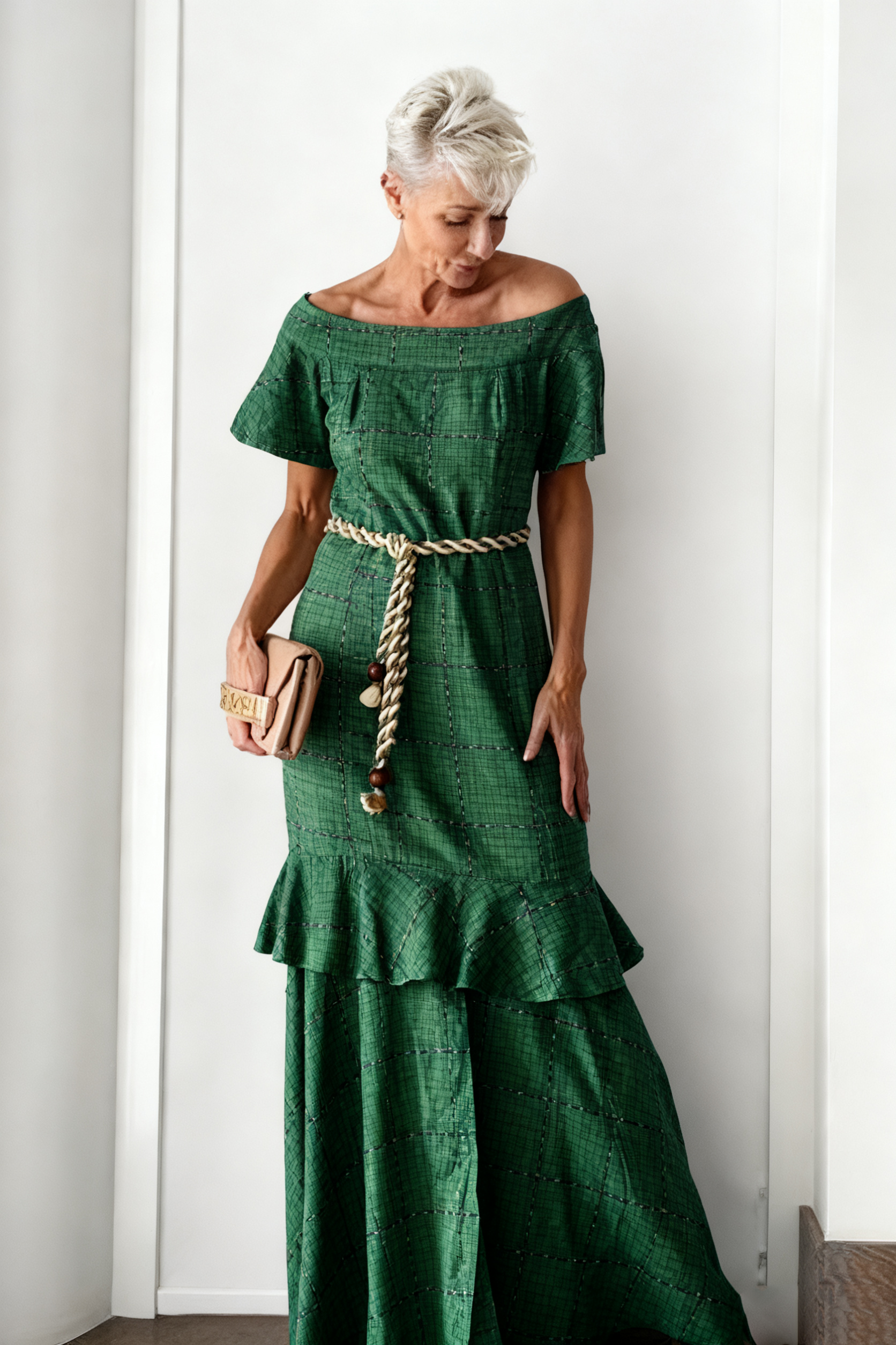 Długa spódnica w kratę z falbankami 👗 jest elegancka i stylowa, dzięki czemu idealnie nadaje się na specjalne okazje.