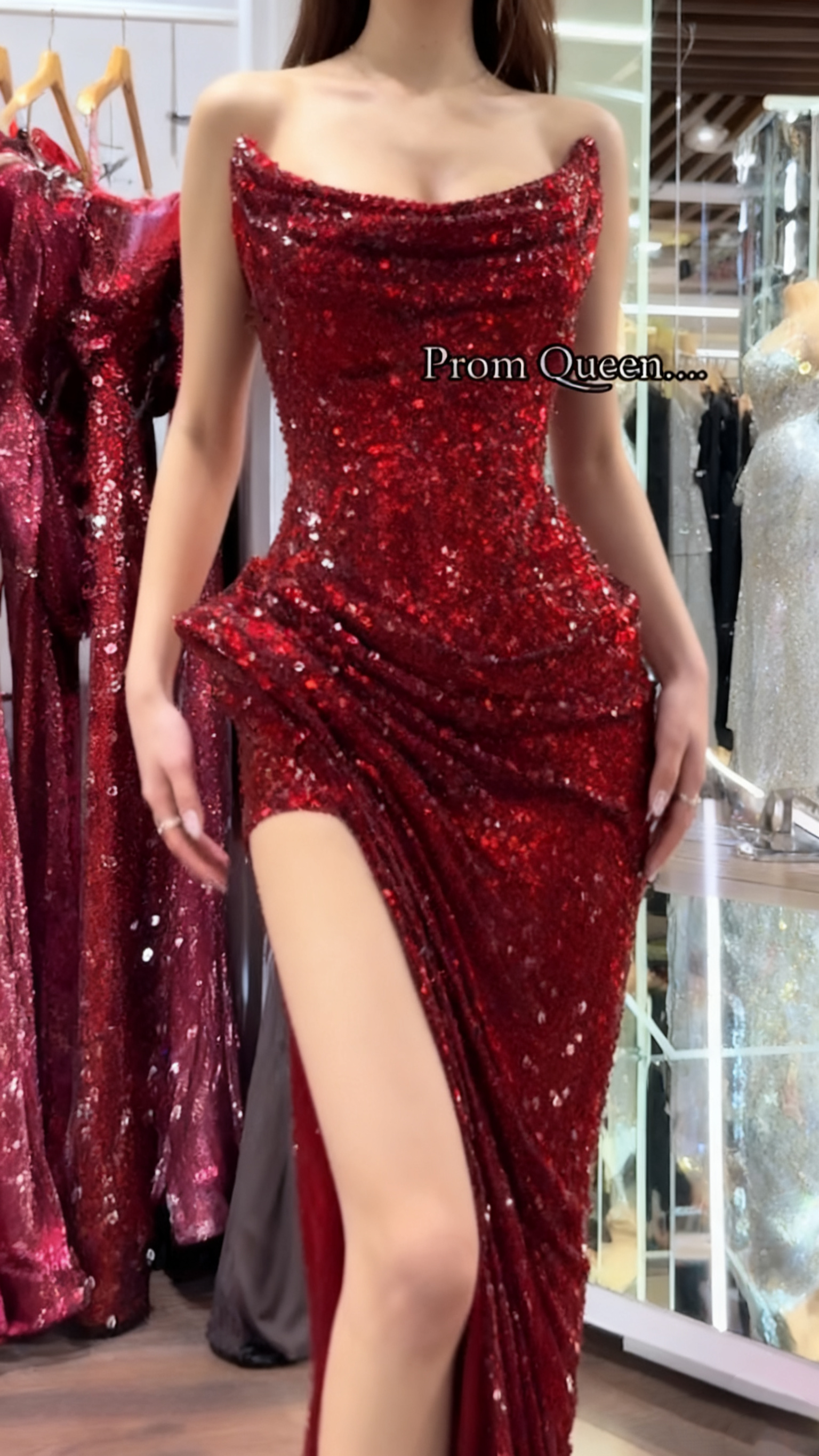 Suknia balowa z pailletami, dekoltem falbankowym i wysokim rozcięciem👗 Promocja! Idealna na bal i wieczór kawalerski 🎉