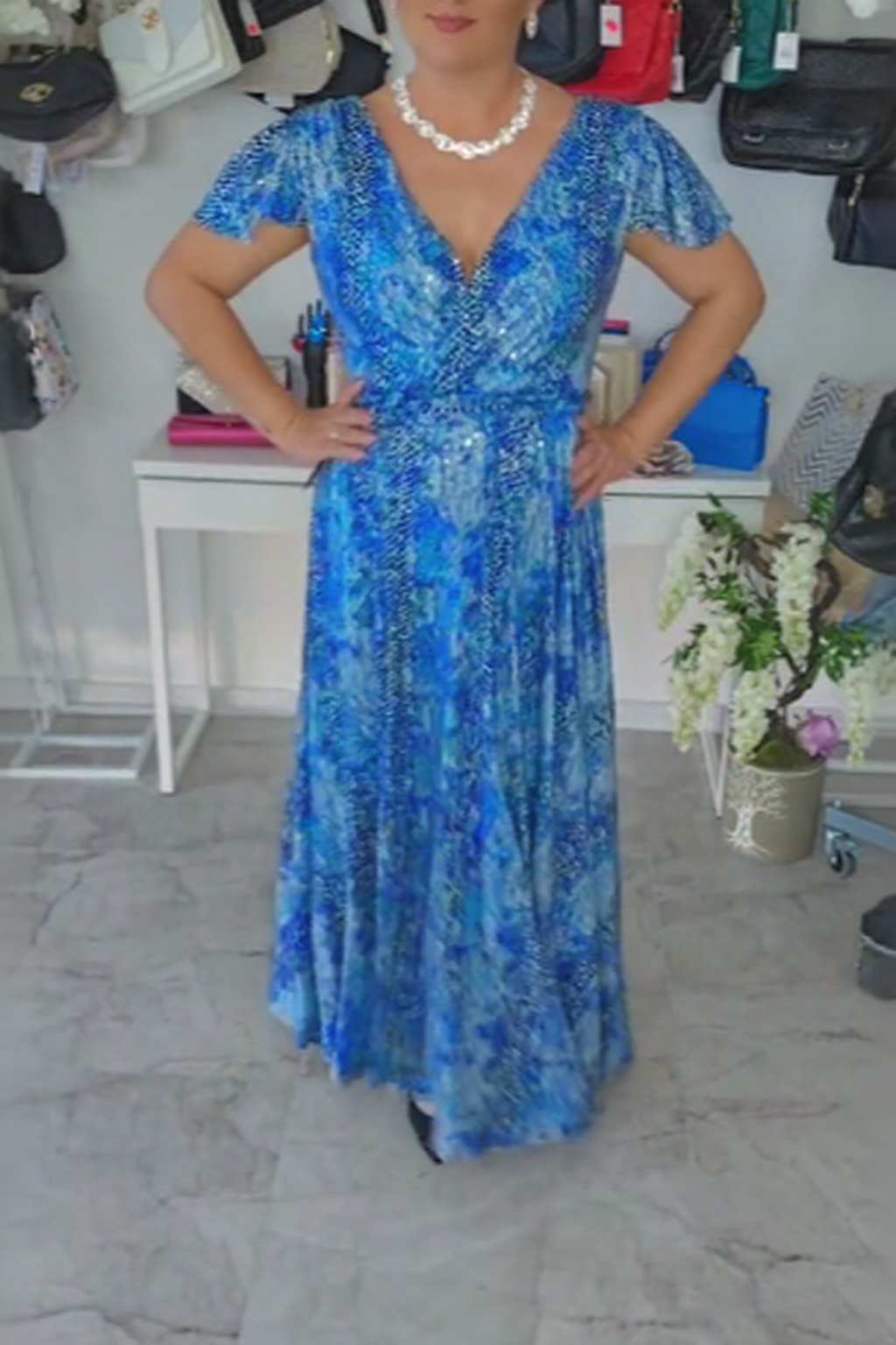 Sukienka z wcięciem