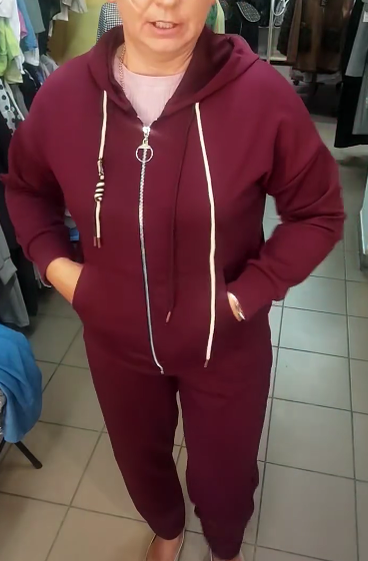 Sportowy kombinezon zapinany na suwak