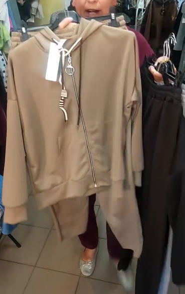 Sportowy kombinezon zapinany na suwak