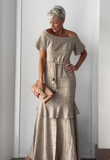 Długa spódnica w kratę z falbankami 👗 jest elegancka i stylowa, dzięki czemu idealnie nadaje się na specjalne okazje.