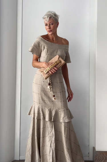 Długa spódnica w kratę z falbankami 👗 jest elegancka i stylowa, dzięki czemu idealnie nadaje się na specjalne okazje.