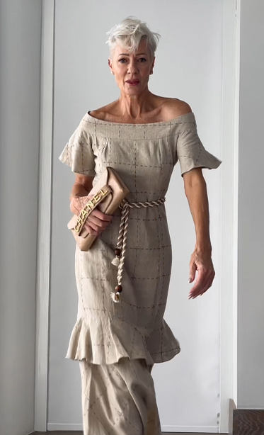 Długa spódnica w kratę z falbankami 👗 jest elegancka i stylowa, dzięki czemu idealnie nadaje się na specjalne okazje.