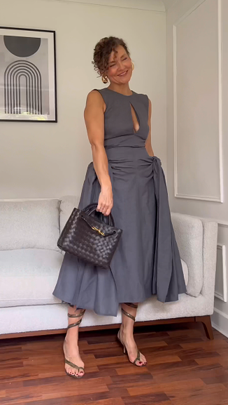 Suknia bez rękawów z odcięciem w dekoltzie i farszką maxi👗 Wysoka jakość, idealna dla kobiet z charakterem