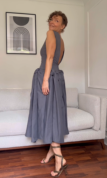 Suknia bez rękawów z odcięciem w dekoltzie i farszką maxi👗 Wysoka jakość, idealna dla kobiet z charakterem