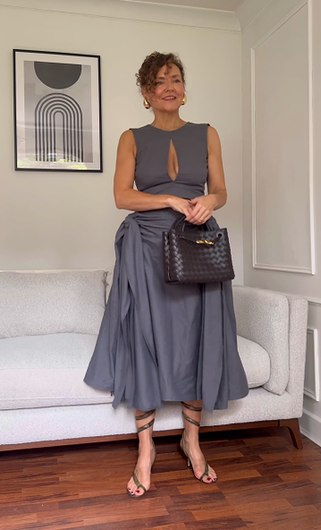 Suknia bez rękawów z odcięciem w dekoltzie i farszką maxi👗 Wysoka jakość, idealna dla kobiet z charakterem
