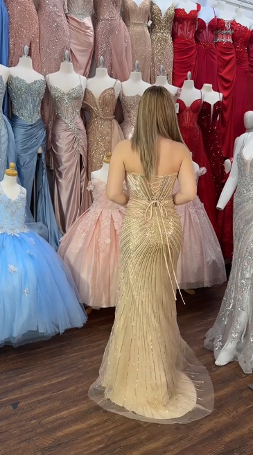 Olśniewająca suknia balowa niczym z bajki! Romans off-shoulder dekoru, olśniewający brokat i zmysłowe rozcięcie. 👑