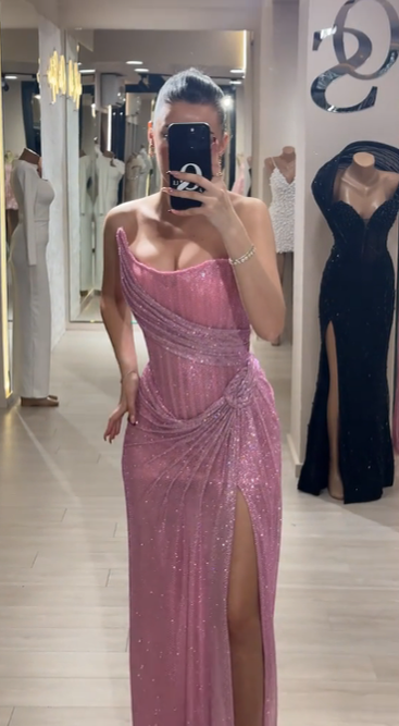 Suknia wieczorowa z błyszczącymi detalami, rozcięcie wysokokiełowe, trendowo elegancka👗 Fashion Nowość! Super Oferta na Unikalną Kreację 🎉