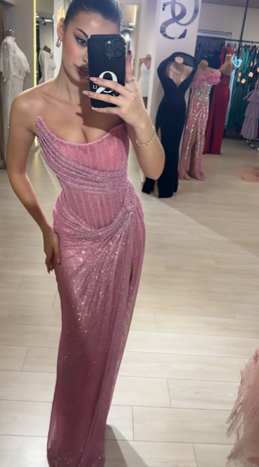 Suknia wieczorowa z błyszczącymi detalami, rozcięcie wysokokiełowe, trendowo elegancka👗 Fashion Nowość! Super Oferta na Unikalną Kreację 🎉