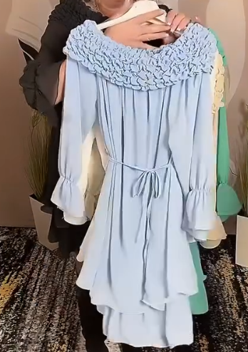 Sukienka dwuwarstwowa, odkryte ramiona, falbaniaste mankiety