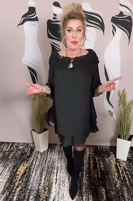 Sukienka dwuwarstwowa, odkryte ramiona, falbaniaste mankiety