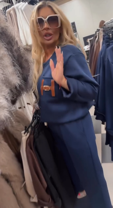 Strój składający się z bluzki ozdobionej ozdobnymi detalami w kształcie litery „H” oraz wygodnych spodni z kieszeniami.