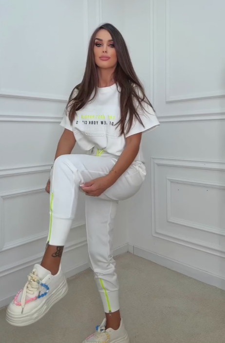 Luźne spodnie dresowe, nadruk liter, koszula z krótkim rękawem, zwężane mankiety.