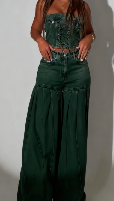 Stylowy strój składający się z jeansowego topu bez ramiączek i pasującej do niego pary plisowanych jeansów z szerokimi nogawkami.