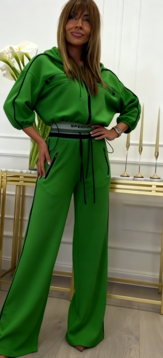 Dres z kapturem, obszerna bluza i szerokie spodnie