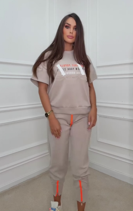 Luźne spodnie dresowe, nadruk liter, koszula z krótkim rękawem, zwężane mankiety.