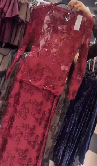 Komplet ubrań damskich z przezroczystej koronki, składający się z koszuli z długim rękawem i spódnicy.