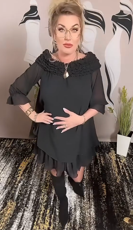 Sukienka dwuwarstwowa, odkryte ramiona, falbaniaste mankiety