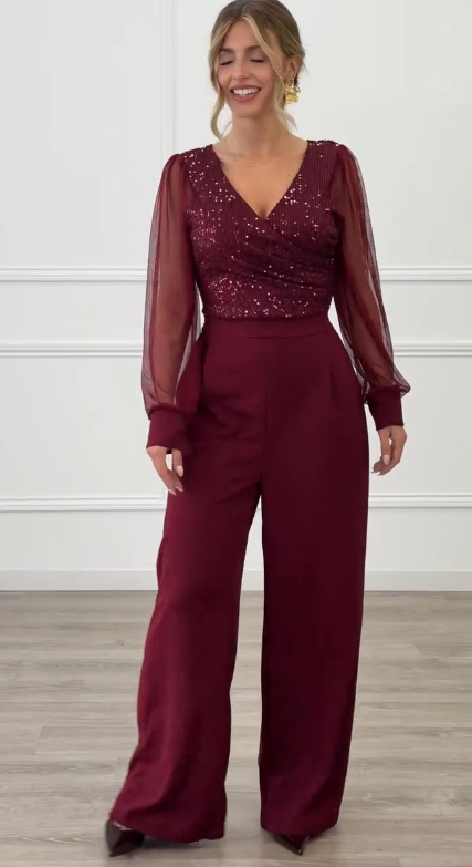 Kombinezon z szerokimi nogawkami i dekoltem w serek z cekinami