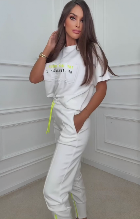 Luźne spodnie dresowe, nadruk liter, koszula z krótkim rękawem, zwężane mankiety.