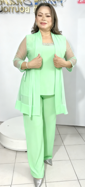 Strój składa się z eleganckiej kurtki z przezroczystymi rękawami, koszuli bez rękawów i luźnych spodni.