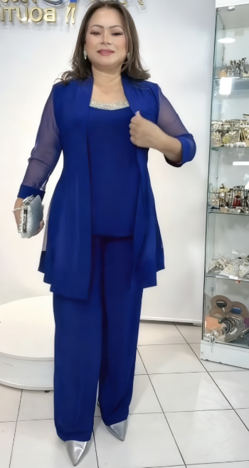 Strój składa się z eleganckiej kurtki z przezroczystymi rękawami, koszuli bez rękawów i luźnych spodni.