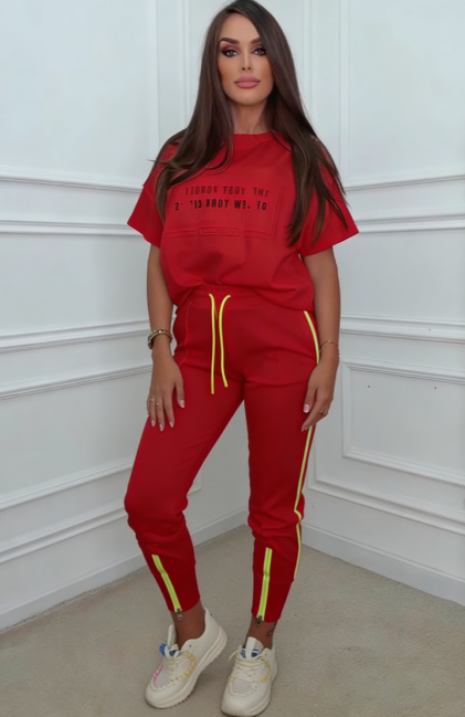 Luźne spodnie dresowe, nadruk liter, koszula z krótkim rękawem, zwężane mankiety.