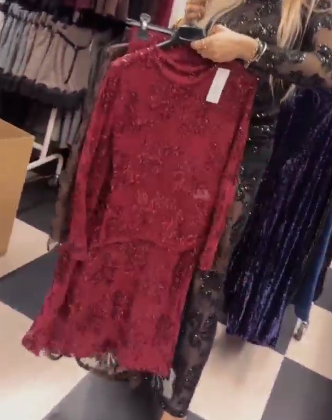 Komplet ubrań damskich z przezroczystej koronki, składający się z koszuli z długim rękawem i spódnicy.