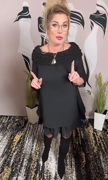 Sukienka dwuwarstwowa, odkryte ramiona, falbaniaste mankiety