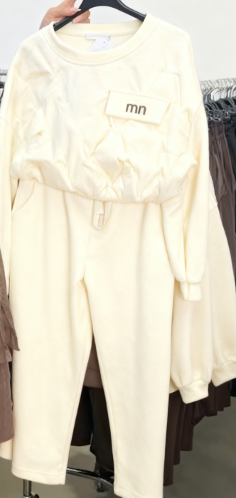 Zestaw składa się z koszuli z długim rękawem i okrągłym dekoltem oraz wygodnych spodni ze ściągaczem.