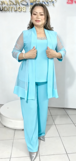 Strój składa się z eleganckiej kurtki z przezroczystymi rękawami, koszuli bez rękawów i luźnych spodni.