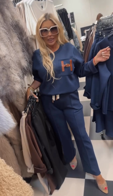 Strój składający się z bluzki ozdobionej ozdobnymi detalami w kształci