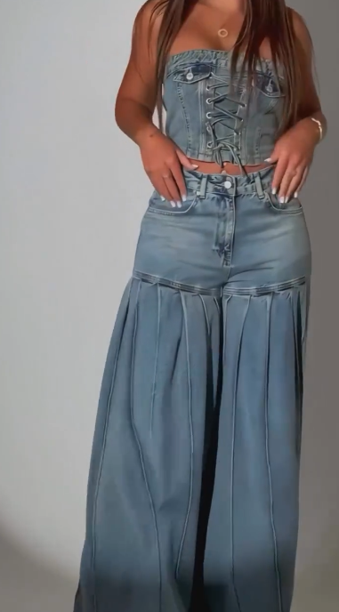Stylowy strój składający się z jeansowego topu bez ramiączek i pasując