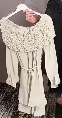 Sukienka dwuwarstwowa, odkryte ramiona, falbaniaste mankiety