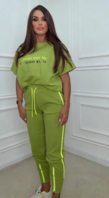 Luźne spodnie dresowe, nadruk liter, koszula z krótkim rękawem, zwężane mankiety.