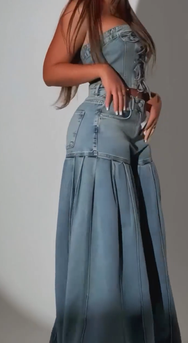 Stylowy strój składający się z jeansowego topu bez ramiączek i pasującej do niego pary plisowanych jeansów z szerokimi nogawkami.