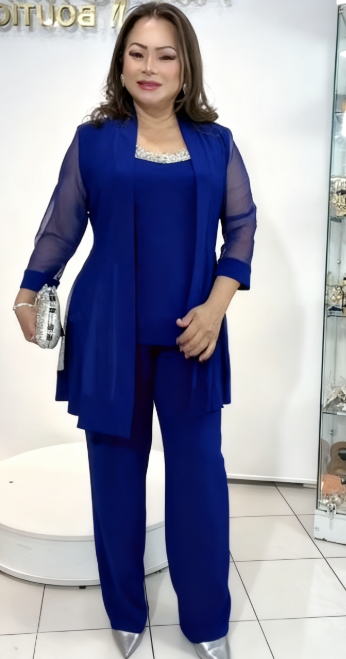 Strój składa się z eleganckiej kurtki z przezroczystymi rękawami, koszuli bez rękawów i luźnych spodni.