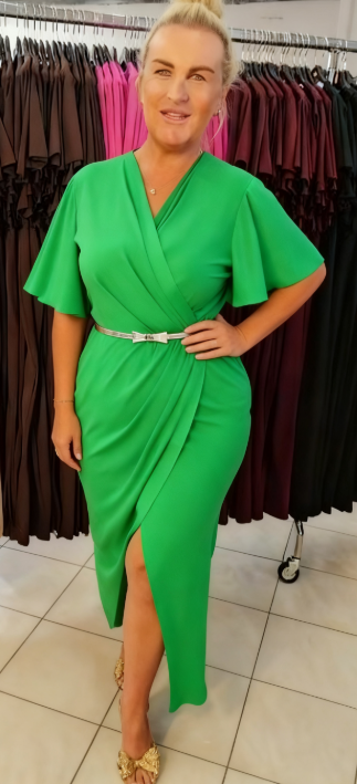 Sukienka z dekoltem w serek i ozdobnym paskiem