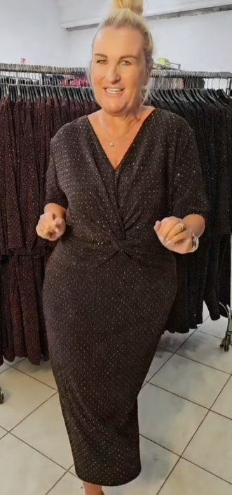 👗🌷 Sukienka midi damska w dużym rozmiarze z dekoltem w serek